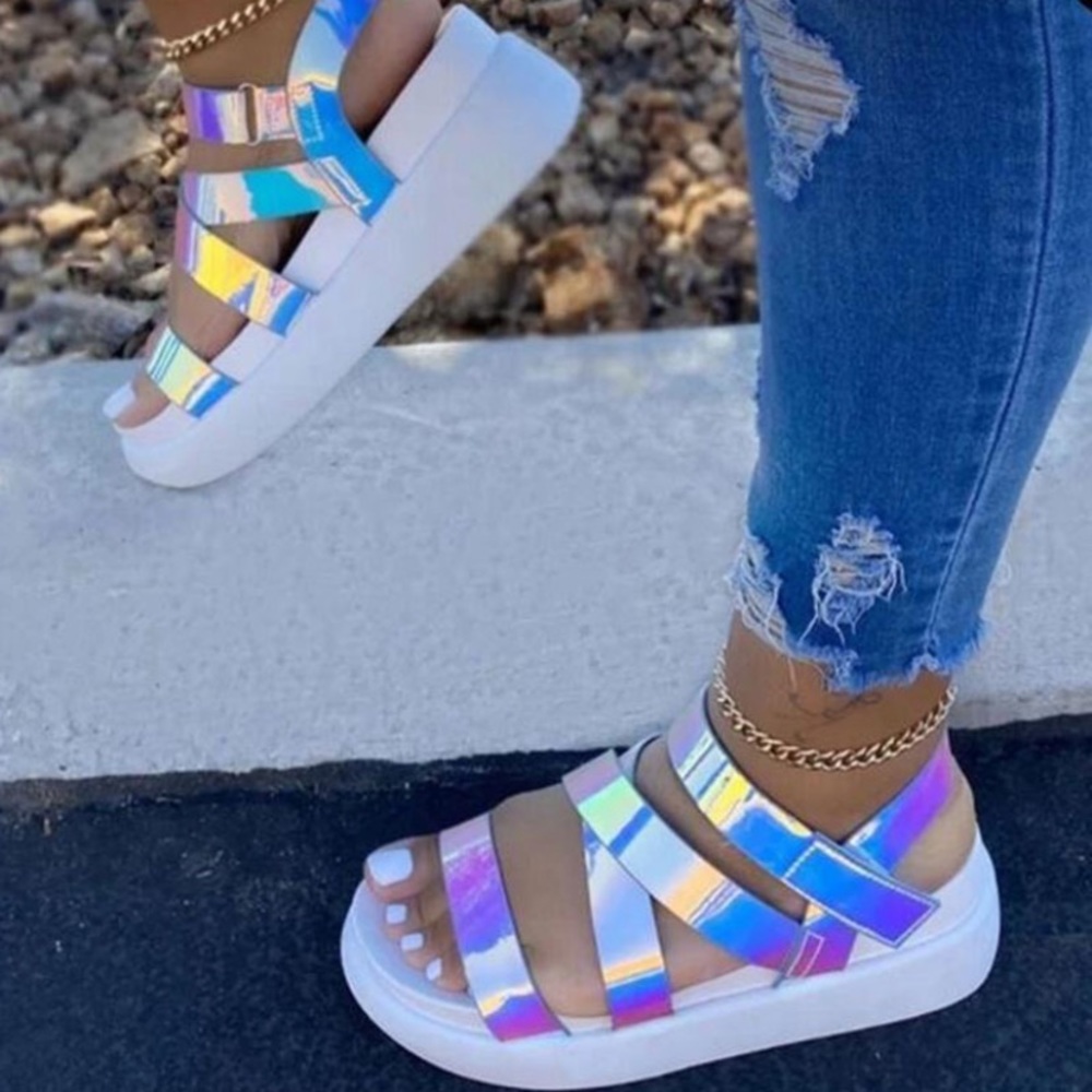Dazzling sandals with thick heel